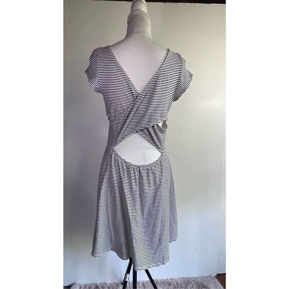 AMERICAN EAGLE OPEN CUTOUT CRISSCROSSED BACK SKATER DRESS BLACK & WHITE LARGE - Picture 8 of 9